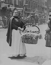 Une vendeuse de pommes de terre à Londres